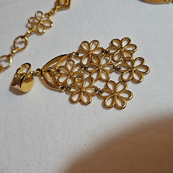 Vintage trifari necklace and earrings set. - Picture 2 of 7